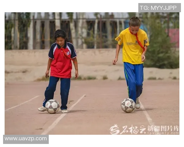 从绿茵场上的少年到世界之巅：盘点足球巨星的成长轨迹与年轻时光
